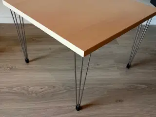 Sidebord med stålben