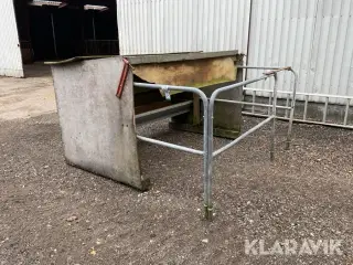 Kalveskjul , med fodertrug