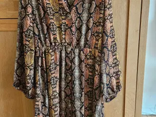 FLOT KJOLE MED MØSTER