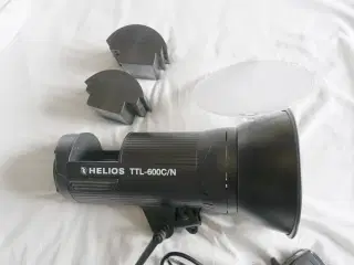 Bærbar Helios 6100 TTL flash anlæg på batteri