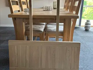 Spisebord i sæbebehandlet/hvidpigmenteret eg 