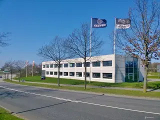 Kontor i stueplan - meget central placering