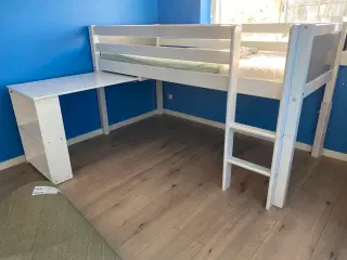 Fin Flexa halvhøj seng med stige + skrivebord
