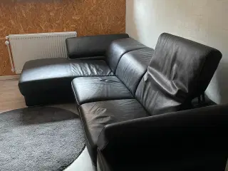 Sort lædersofa med chaiselong