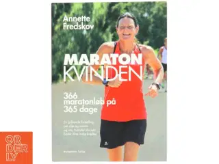 Maratonkvinden : 366 maratonløb på 365 dage af Annette Fredskov (Bog)