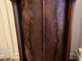 Mahogniskab med dobbeltlåge og skuffe