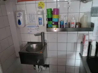 Vaskestation, , papirdispenser, sæbedispenser samt hylde