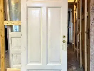 Original fyldningsdør m. fire felter, u. karm