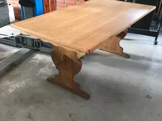 Spisebord med tillægsplader