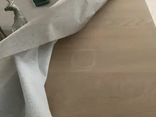 Spisebord med udtræk i hvidolieret massiv eg.