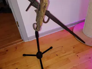 Sværd monteret i dør