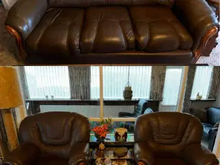 3 personers sofa og 2 stole.