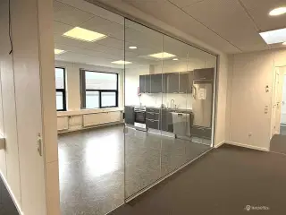 Pæne kontorer på 1. sal