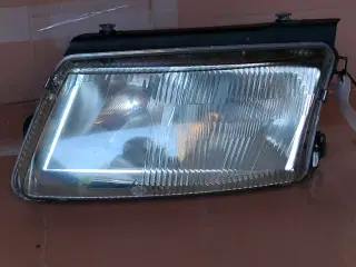 Forlygte højre VW Passat 3B - Hella