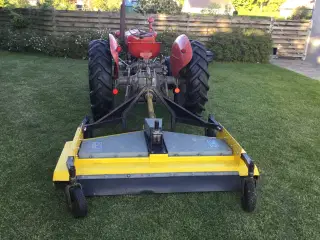 Traktor med græsklipper