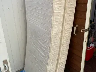 2 stk. træseng inkl. madras