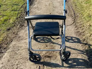FIN ROLLATOR MED SÆDE OG HÅNDBREMSE - 3