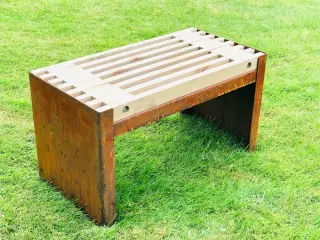 Havebænk i Cortenstål. 