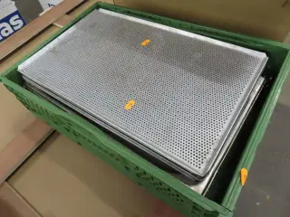 Kasse med blandede gadtrobakker og bageplader