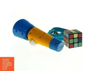 Legetøjssæt med Rubiks terning, rangle og teleskop (str. 22 x 8 cm. 5 x 5 cm)