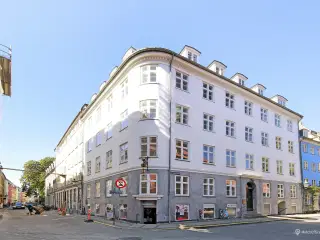 Charmerende erhvervslokale i historisk ejendom i Indre by