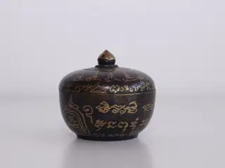 Buddhistisk amulet lågkrukke i messing