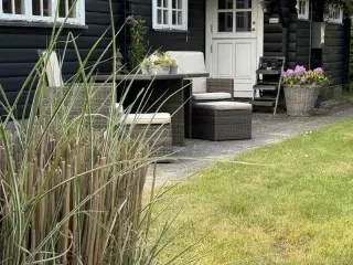 Sk�nt og hyggeligt bj�lkesommerhus med sm�sten p� taget p� blind vej i hyggeligt sommerhusomr�de t�t ved b�rnevenlig strand og hyggelige Gilleleje
