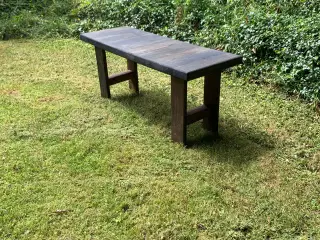 Havebænk i massiv egetræ.