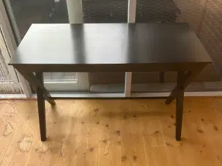 Skrivebord i sort træ