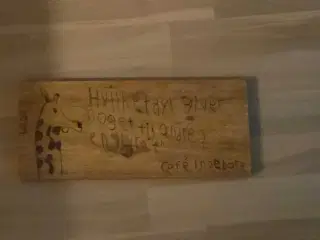 Håndlavet træskilt med girafmotiv - pyrography