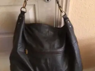 Grå lædertaske, rummelig og meget lidt brugt