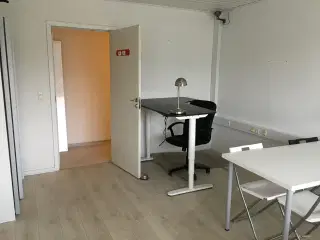 Lokale med plads til kontor og lager udlejes evt. incl. inventar