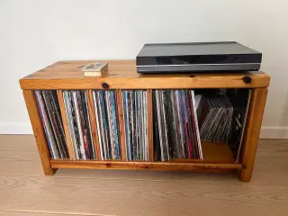 Aksel Kjersgaard LP reol i fyrretræ