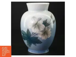 Blomsterdekoreret porcelænsvase fra Royal Copenhagen (str. 18 x 10 cm)