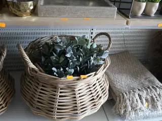 Fletkurv med kunstige blomster