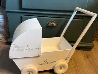 Hvid dukke vogn med skrift