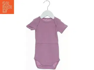 Lilla bodystocking til baby fra Name It (str. 68)