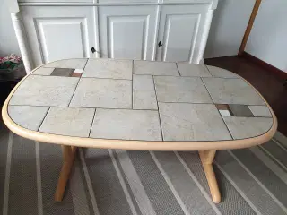 Sofabord i eg med kakler