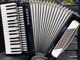 Denne brugte Hohner Concerto III N 72 harmonika 