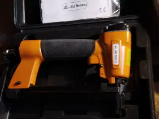 Hæftepistol til trykluft med kuffert