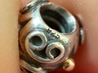 Pandora charm knapper. 14 kt.