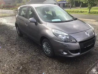 Renault scenic 1,6 110 hk . Træk 1200 kg. 1.ejer 