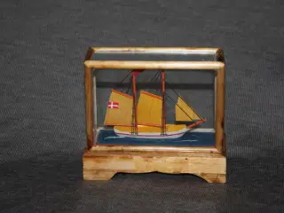 Skib figur i glas montre 10 cm x 9 cm x 4 cm