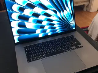 MacBook Pro 16" (2019) – 32 GB RAM – Super stand