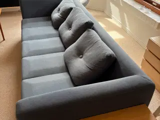 Blå 3p sofa med vandret/fladt sæde, inkl. puf