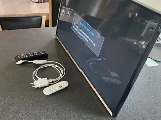 Tv med vægbeslag og chrom cast, fjernbetjening