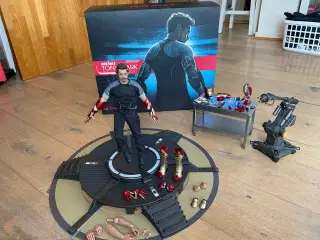 MEGET FIN Hot toys Tony Stark fra IRON MAN 3 sæt