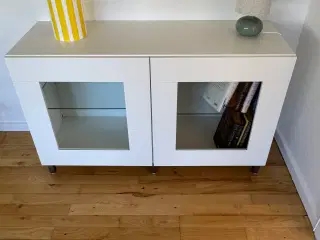 Skænk med glaslåger