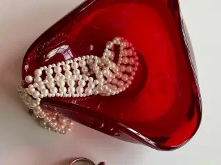 Rød glasskål