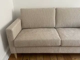 Sofa 2 1/2 Pers. sandfarvet med egetræsben 